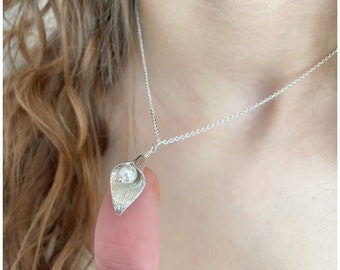 Calla Lily Necklace - Flower Leaf Necklace - Pearl Flower Necklace - Custom Pearl Flower Necklace - Swarovski Pearl - Silver Calla Jewelry