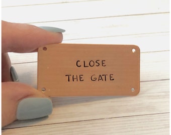 Targa espositiva timbrata a mano 2" x 1" - Piastra metallica - Etichetta personalizzata - Insegna personalizzata in rame - Anniversario di matrimonio - Nomi di coppia