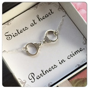 Bracelet Partners in Crime - Bracelet menottes - Carte Sisters at Heart - Bracelet de l'amitié - Cadeau pour soeur - Bijoux de manchette meilleure amie pour frère et sœur