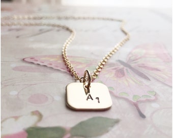 Collana Scrabble in oro - Collana quadrata personalizzata - Collana incisa a mano - Ciondolo a forma di piastrella placcata oro - Gioielli con lettere e numeri per moglie e figlia