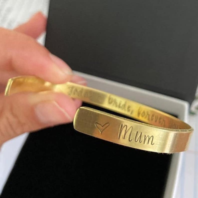 Puede incluir: Pulsera de oro con la inscripci&oacute;n "To my bride, forever Mum" y un peque&ntilde;o coraz&oacute;n.