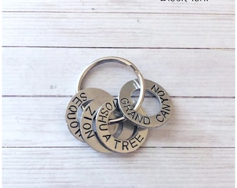 Llavero de aluminio - Recuerdo personalizado para viajeros - Marcadores de viaje - Accesorio de países visitados - Ficha de aventura metálica - Etiquetas metálicas para llaves