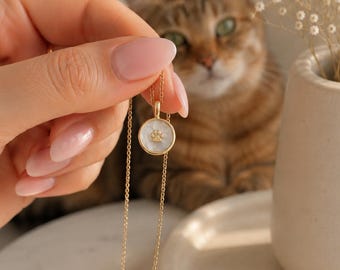 Collana con impronta di zampa in oro giallo e madreperla - Gioielli con impronta di zampa - Regalo per amanti di cani e gatti - Ciondolo a cerchio irregolare
