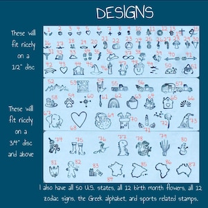 Puede incluir: Un cat&aacute;logo de 87 iconos numerados en arte lineal negro sobre fondo azul oscuro, titulado DESIGNS. El texto indica que los iconos 1-51 caben en un disco de 1,27 cm, y los 52-87 en uno de 1,91 cm. Menciona estados de EE. UU., flores y signos zodiacales.