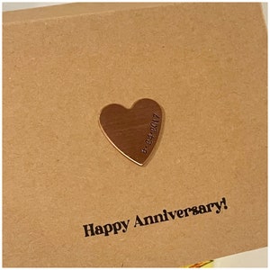 Gepersonaliseerde jubileumverjaardagskaart - hart gestempeld - koper/messing aluminium - 4,25 x 5,5 kraftpapier gevouwen karton - envelop inbegrepen