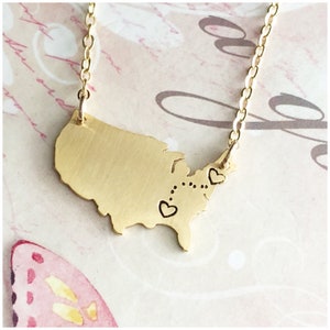Charme personnalisé de carte des États-Unis avec des coeurs - Carte de deux États - Carte des États-Unis de 2 villes - Bijoux de carte américaine personnalisés - Amour longue distance - Collier de coeur
