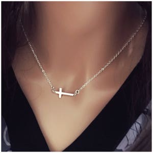 Collier croix en argent délicat - Collier croix sur le côté - Collier croix sur le côté - Bijoux religieux - Cadeau religieux - Cadeau significatif pour elle