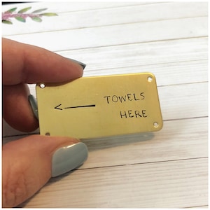 Plaque d'affichage estampée à la main de 5 x 2,5 cm - plaque en métal - étiquette personnalisée - enseigne personnalisée en laiton - anniversaire de mariage - noms de couples
