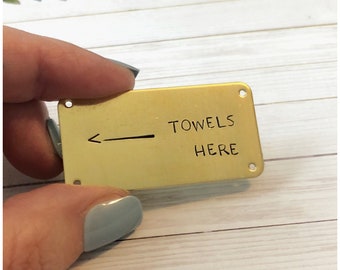 Targa espositiva timbrata a mano 2" x 1" - Piastra metallica - Etichetta personalizzata - Insegna personalizzata in ottone - Anniversario di matrimonio - Nomi di coppia