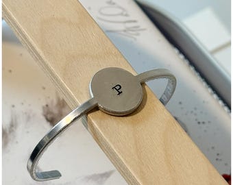 Braccialetto iniziale personalizzato - Bracciale in alluminio martellato - Lettera stampata a mano - Regalo significativo per lei
