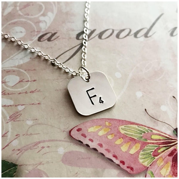 Collier de Scrabble en argent sterling - Initiales et chiffres estampillés à la main - Charme de lettre carrée en argent sterling - Bijoux de Scrabble personnalisés