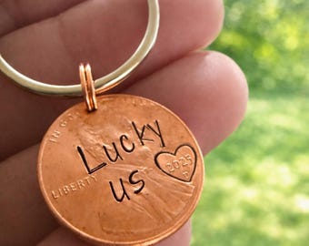 Portachiavi Lucky Us Penny - Regalo di anniversario personalizzato - Moneta unica con timbro a mano - Cuore sulla data