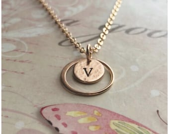 Collier de disque en or rose 3/8 « - Disque initial de 10 mm - Collier de disque martelé personnalisé - Collier initial en anneau d’or rose - Favori de la foule