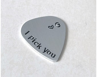 I Pick You Guitar Pick - Hand Stamped Guitar Pic - Simple Aluminium Guitar Pick - Heart Design Stamped - I Pick U Accessorio per chitarrista