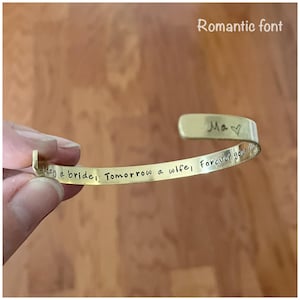 Puede incluir: Pulsera de oro con la inscripci&oacute;n "Today a bride, Tomorrow a wife, Forever your Ma" en una fuente rom&aacute;ntica.