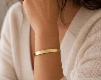 Bracciale rigido in oro giallo - Fascia personalizzata con incisione - Bracciale con parola - Gioielli impilabili - Regalo motivazionale