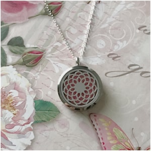 Médaillon diffuseur d&#39;huiles essentielles d&#39;aromathérapie - Pendentif mosaïque - Pendentif médaillon magnétique - Pendentif parfum élégant - Coussin en feutre rose