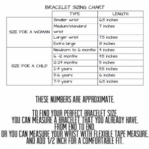 Puede incluir: Un gr&aacute;fico con instrucciones sobre c&oacute;mo medir para un brazalete. El gr&aacute;fico enumera diferentes tama&ntilde;os de mu&ntilde;eca para mujeres y ni&ntilde;os, junto con la longitud del brazalete correspondiente en pulgadas. El texto dice "Bracelet Sizing Chart", "Type", "Length", "Size for a Woman", "Size for a Child", "These numbers are approximate", "To find your perfect bracelet size, you can measure a bracelet that you already have, from end to end. Or you can measure your wrist with flexible tape measure, and add 1/2 inch for a comfortable fit."