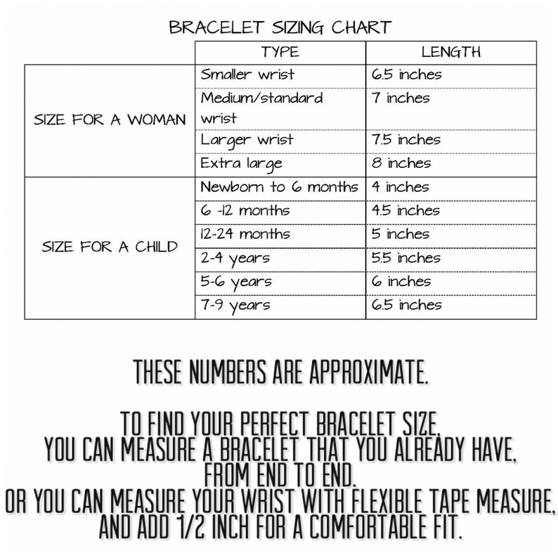 Puede incluir: Un gr&aacute;fico con instrucciones sobre c&oacute;mo medir para un brazalete. El gr&aacute;fico enumera diferentes tama&ntilde;os de mu&ntilde;eca para mujeres y ni&ntilde;os, junto con la longitud del brazalete correspondiente en pulgadas. El texto dice "Bracelet Sizing Chart", "Type", "Length", "Size for a Woman", "Size for a Child", "These numbers are approximate", "To find your perfect bracelet size, you can measure a bracelet that you already have, from end to end. Or you can measure your wrist with flexible tape measure, and add 1/2 inch for a comfortable fit."