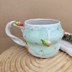 Handgetöpferte besondere bunte Tasse mit Gold,Erdbeertasse,handgemachter Töpferbecher,Geschenk für Freundin,süße Kaffeetasse mit Erdbeeren