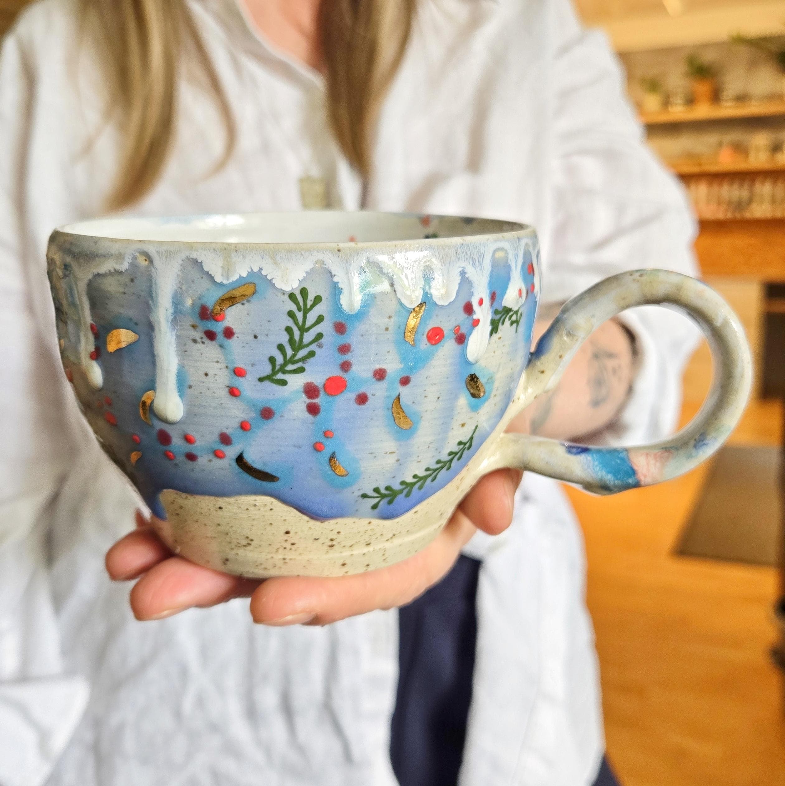 Getöpferte,bauchige Tasse,Töpfertasse,Jumbotasse für Tee und Kaffee,handgemachte Keramik,Hexentasse,Riesentasse süß, Blumen,blau,Becher