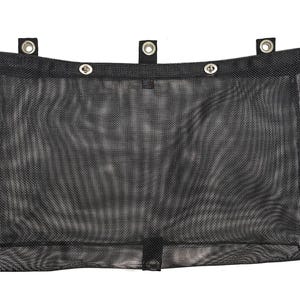 Könnte beinhalten: Schwarze Netz-Tasche mit fünf silbernen Ösen am oberen Rand. Die Tasche besteht aus einem feinen Netzmaterial und hat eine rechteckige Form.