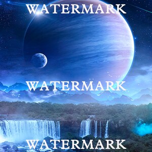 Peut inclure: Une image num&eacute;rique d'une plan&egrave;te bleue avec une petite lune au premier plan. La plan&egrave;te est dans un ciel bleu fonc&eacute; avec des &eacute;toiles. En dessous de la plan&egrave;te se trouve un paysage verdoyant luxuriant avec une cascade. Le texte "WATERMARK" appara&icirc;t trois fois dans l'image.
