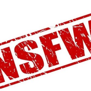 Könnte beinhalten: Ein roter rechteckiger Stempel mit abgerundeten Ecken und dem Wort "NSFW" in fetten, weißen Buchstaben. Der Stempel hat ein abgenutztes, abgenutztes Aussehen mit sichtbaren Tintenflecken und Unvollkommenheiten auf weißem Hintergrund.