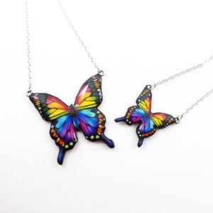 Collier papillon arc-en-ciel vibrant - Pendentif fierté LGBTQ+ et bijoux lesbiens pour exprimer l'amour et l'autonomisation, cadeau pour célébrer l'amour