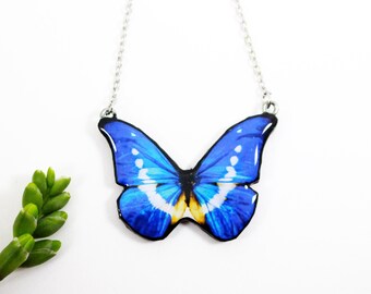 Halsband med strålande blått Morpho-fjäril: Handgjorda natursmycken