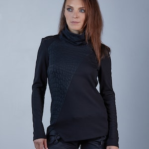 Schwarzer asymmetrischer Pullover mit hohem Kragen – AB Damen-Techwear-Mode