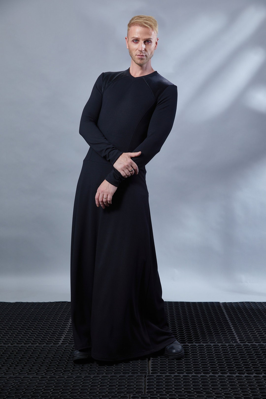 Robe noire pour homme à col en V, empiècement en similicuir MD