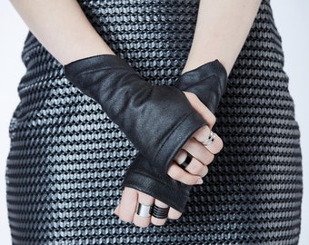 Black faux leather half finger gloves  4-WRW1