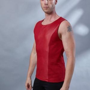 Rotes ärmelloses Shirt, Kunstleder, minimalistische Mode - ST-L-6 Männer