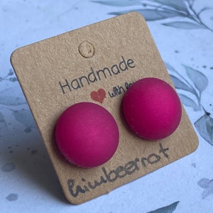 Könnte beinhalten: Ein Paar rosa Ohrstecker auf einer braunen Karte mit dem Text "Handmade with love" und "kiwibernat".