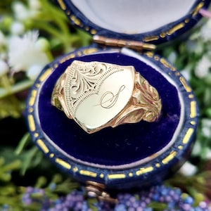 Vintage 9ct Yellow Gold Ornate Engraved Letter S Sheild Signet Ring / Size S 1/2 or 9.75