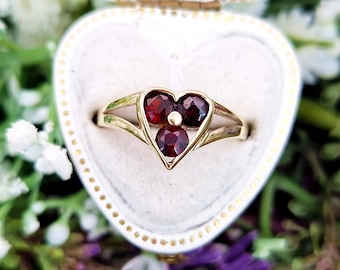 Vintage 9ct Yellow Gold Ornate Garnet Gemstone Heart Trilogy Ring / Size M 1/2 or 6.75