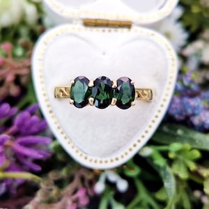 Vintage 9ct Yellow Gold Ornate Green Chrome Diopside Trilogy Ring / Size N 1/2 or 7.25