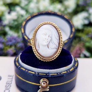 Vintage 1977 9ct Yellow Gold Natural Coloured White Lady Cameo Ring / Size L 1/2 or 6.25 afbeelding 1