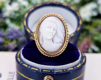 Vintage 1977 9ct Yellow Gold Natural Coloured White Lady Cameo Ring / Size L 1/2 or 6.25