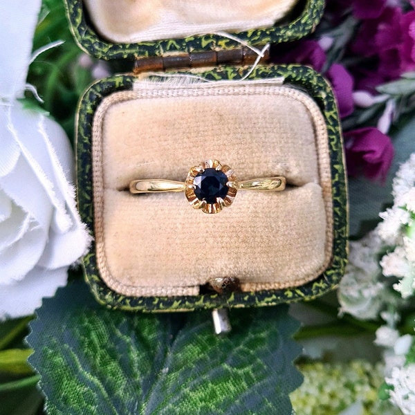 Vintage 1980 9ct Yellow Gold Dainty Blue Sapphire Buttercup Solitaire Ring / Size Q 1/2 or 8.75