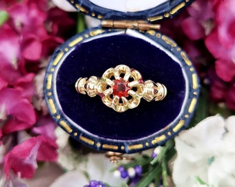 Vintage 9ct Yellow Gold Victorian Style Ornate Buttercup Garnet Solitaire Ring / Size N or 7