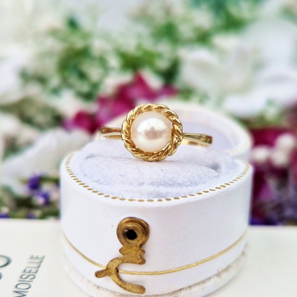 Vintage 1986 9ct Yellow Gold Classic White Pearl Solitaire Stacking Ring / Size M or 6.5