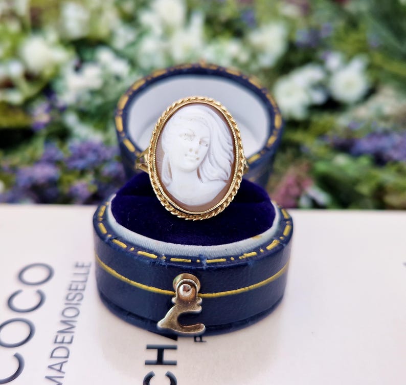 Vintage 1977 9ct Yellow Gold Natural Coloured White Lady Cameo Ring / Size L 1/2 or 6.25 afbeelding 1
