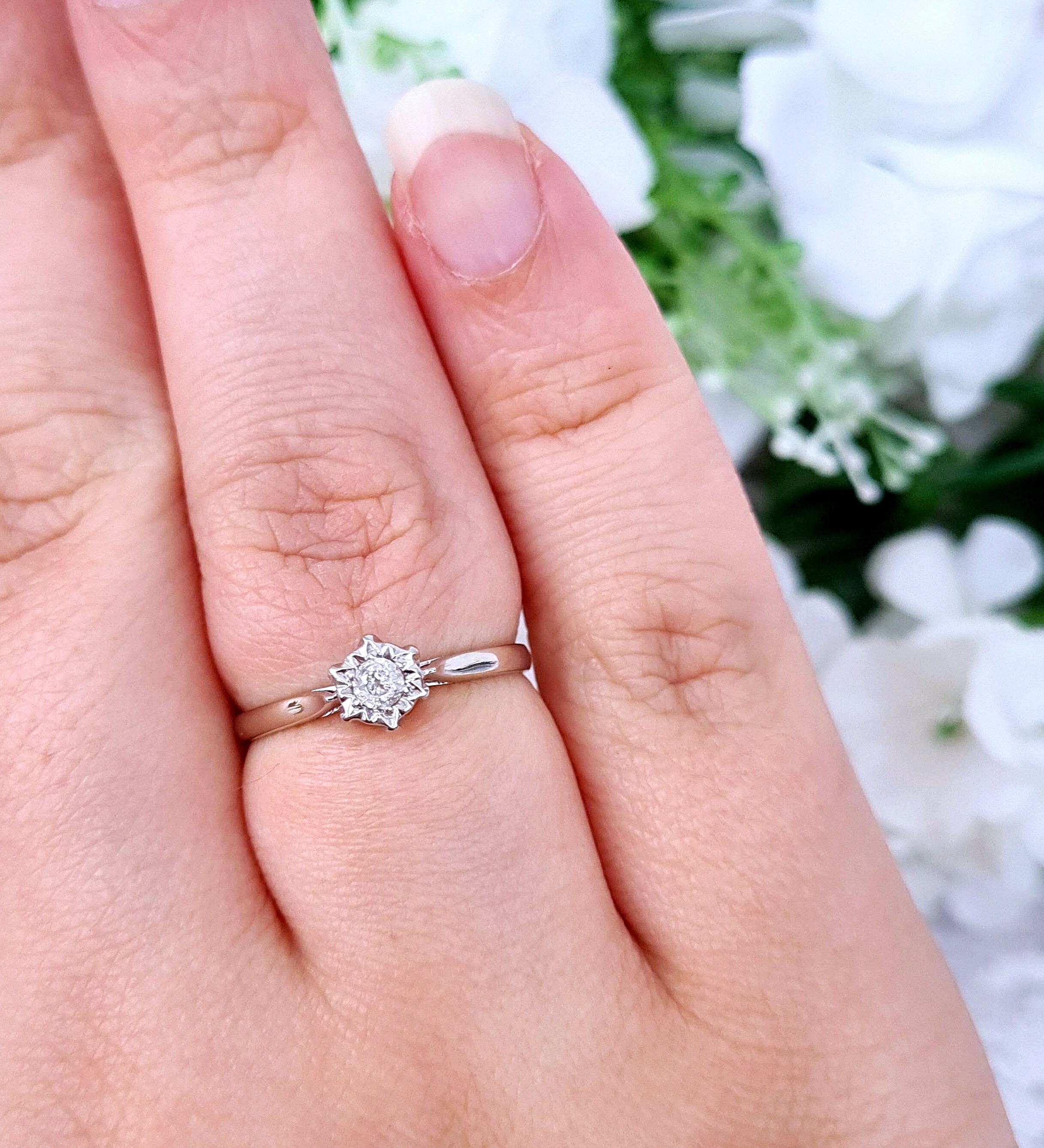 Vintage 18ct White Gold Dainty Star Shaped Diamond Solitaire Engagement Ring Size P or 8