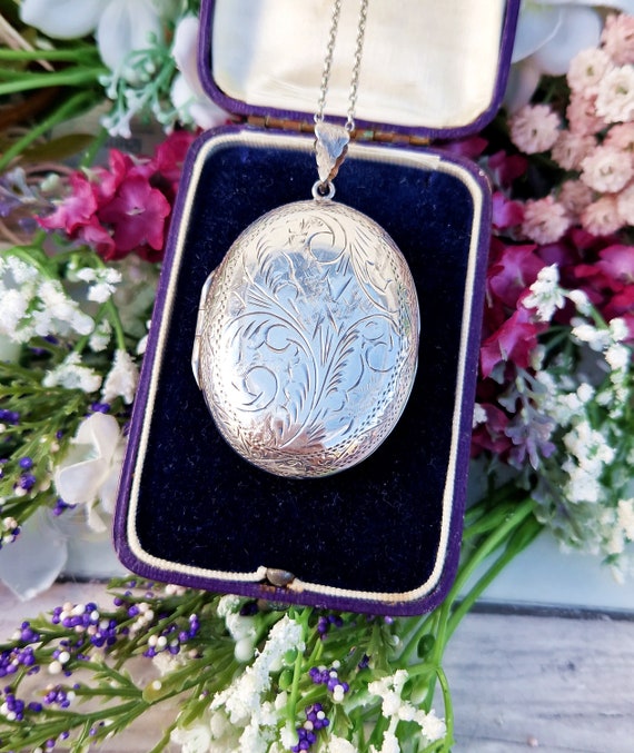 Eliza Oval Diamond Locket Necklace | Caitlyn Minimalist