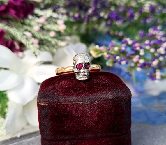 Gold skull ring with ruby eyes deals