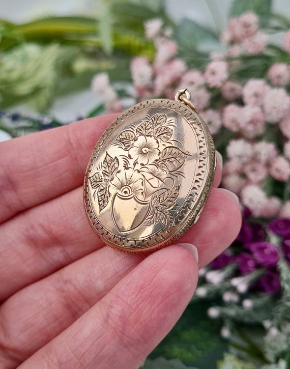 Antique Victorian Gold Tone Large Ornate Engraved… - image 9