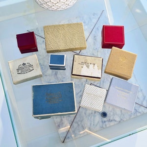 Collezione di 10 graziose scatole per gioielli in carta vintage da esporre come regalo