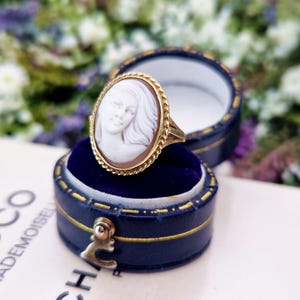 Vintage 1977 9ct Yellow Gold Natural Coloured White Lady Cameo Ring / Size L 1/2 or 6.25 afbeelding 3